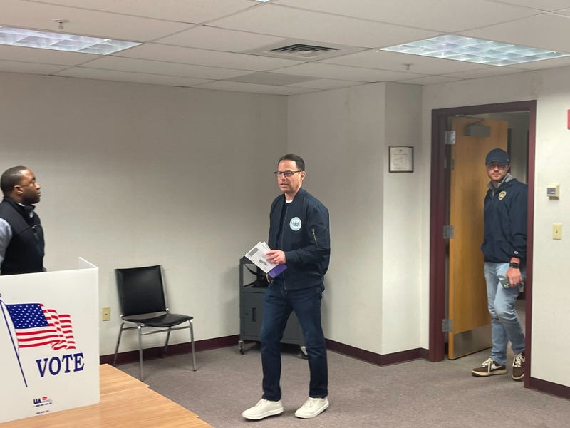Gov. Shapiro casting a ballot