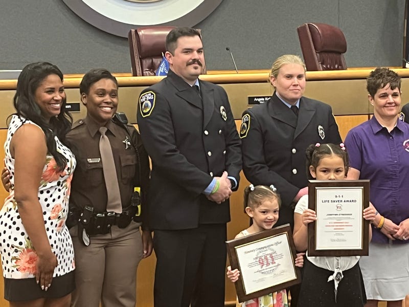 Deja (the mom), her best friend, the responding officers, and her daughters (Payton and Jordynn) in the front