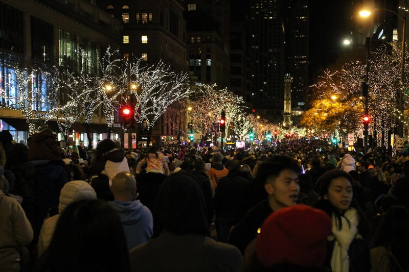 Thousands show up to Lights Festival on Mag Mile.