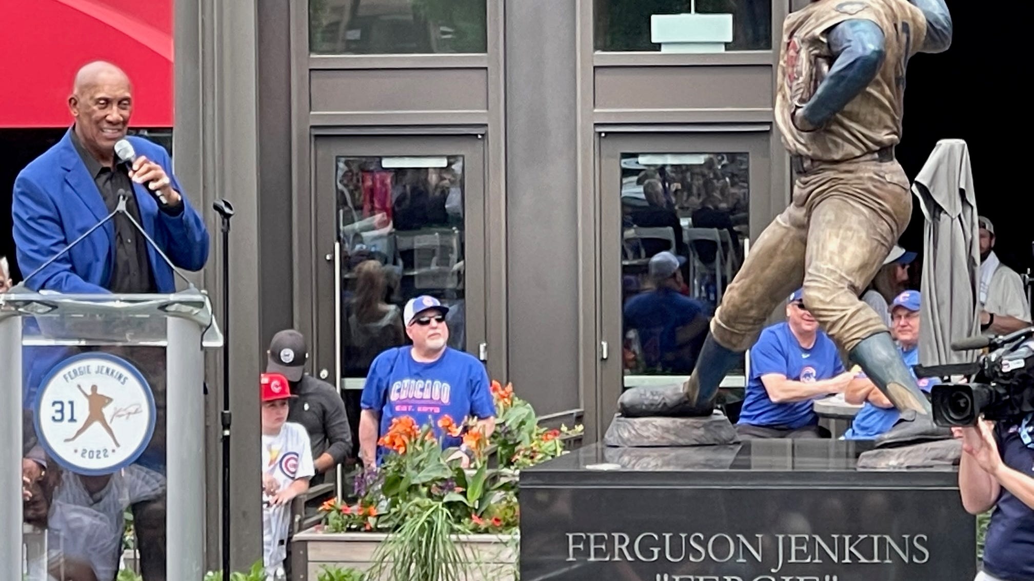 Cubs unveil statue honoring franchise great 'Fergie' Jenkins