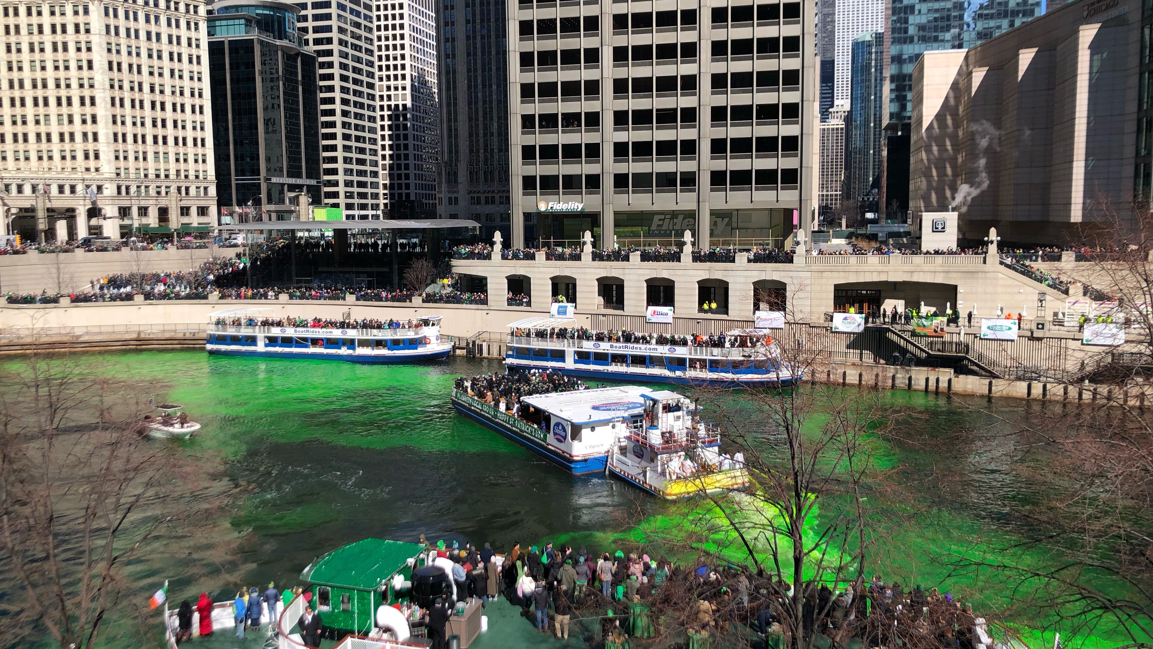 Thousands brave frigid temperatures to watch Chicago River dyed green