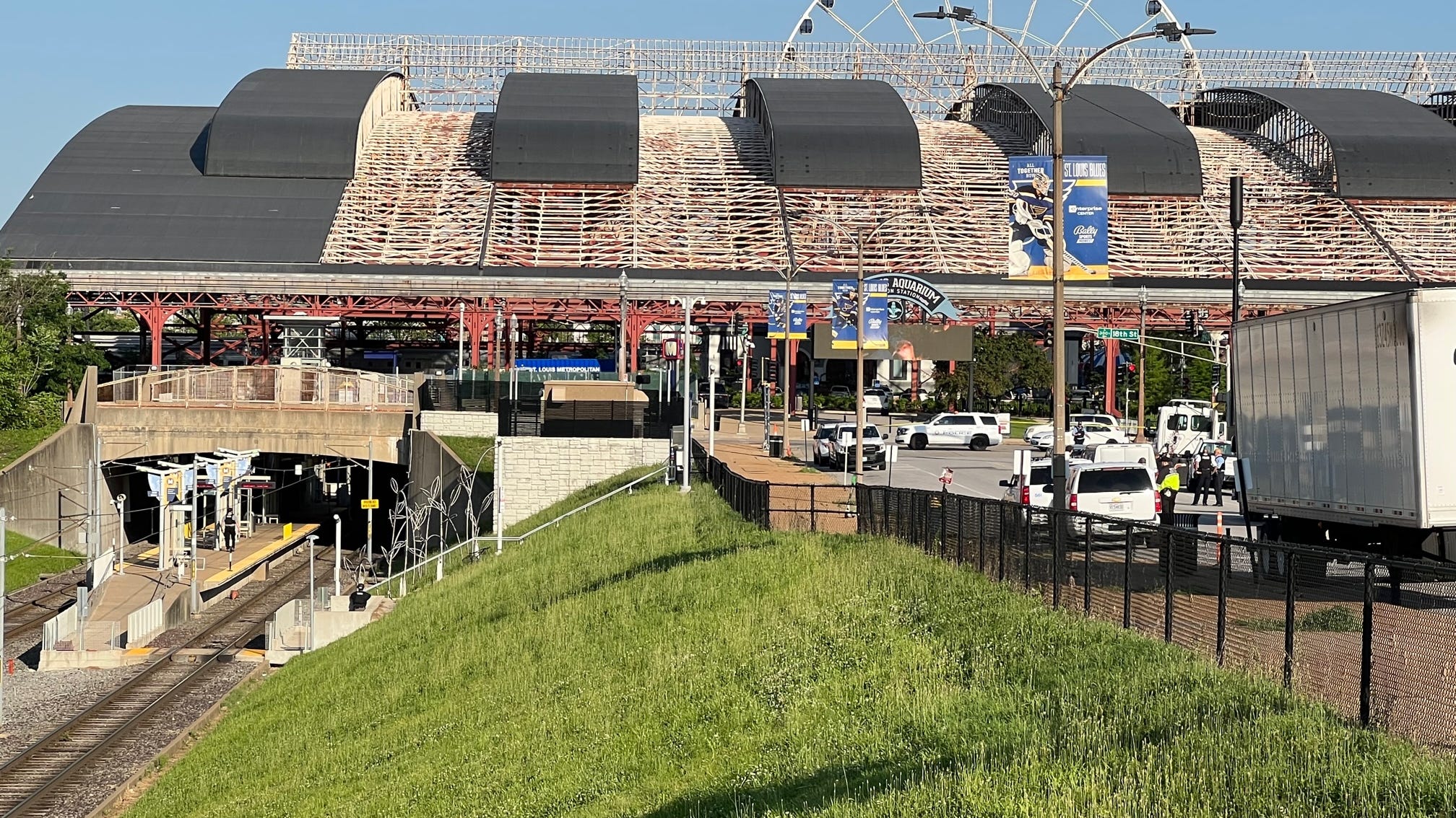 Monday morning commute stalled by suspicious container at MetroLink station