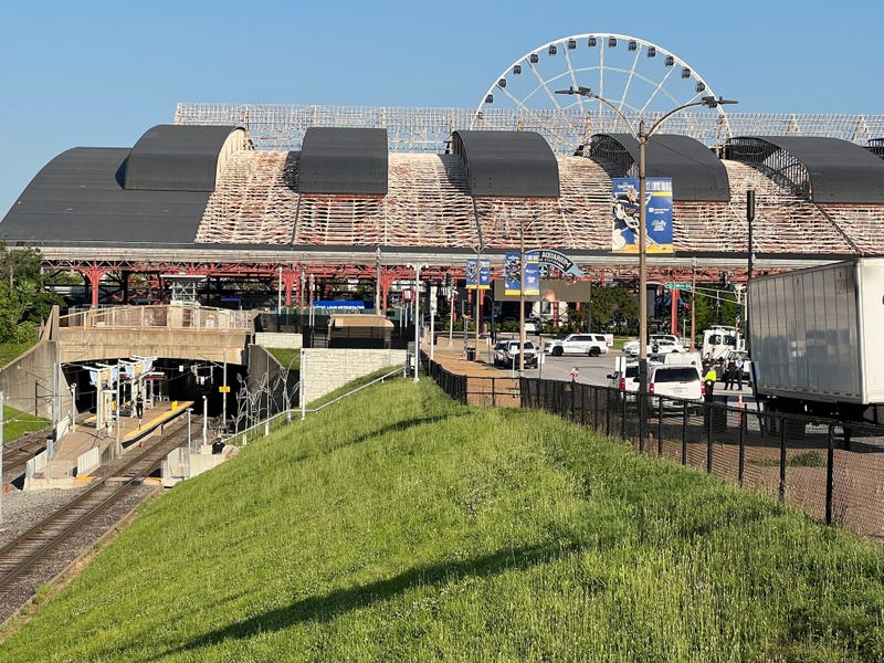 St. Louis Police and Bi-State Security shut down the Union Station MetroLink station Monday morning after a suspicious container was found on the platform