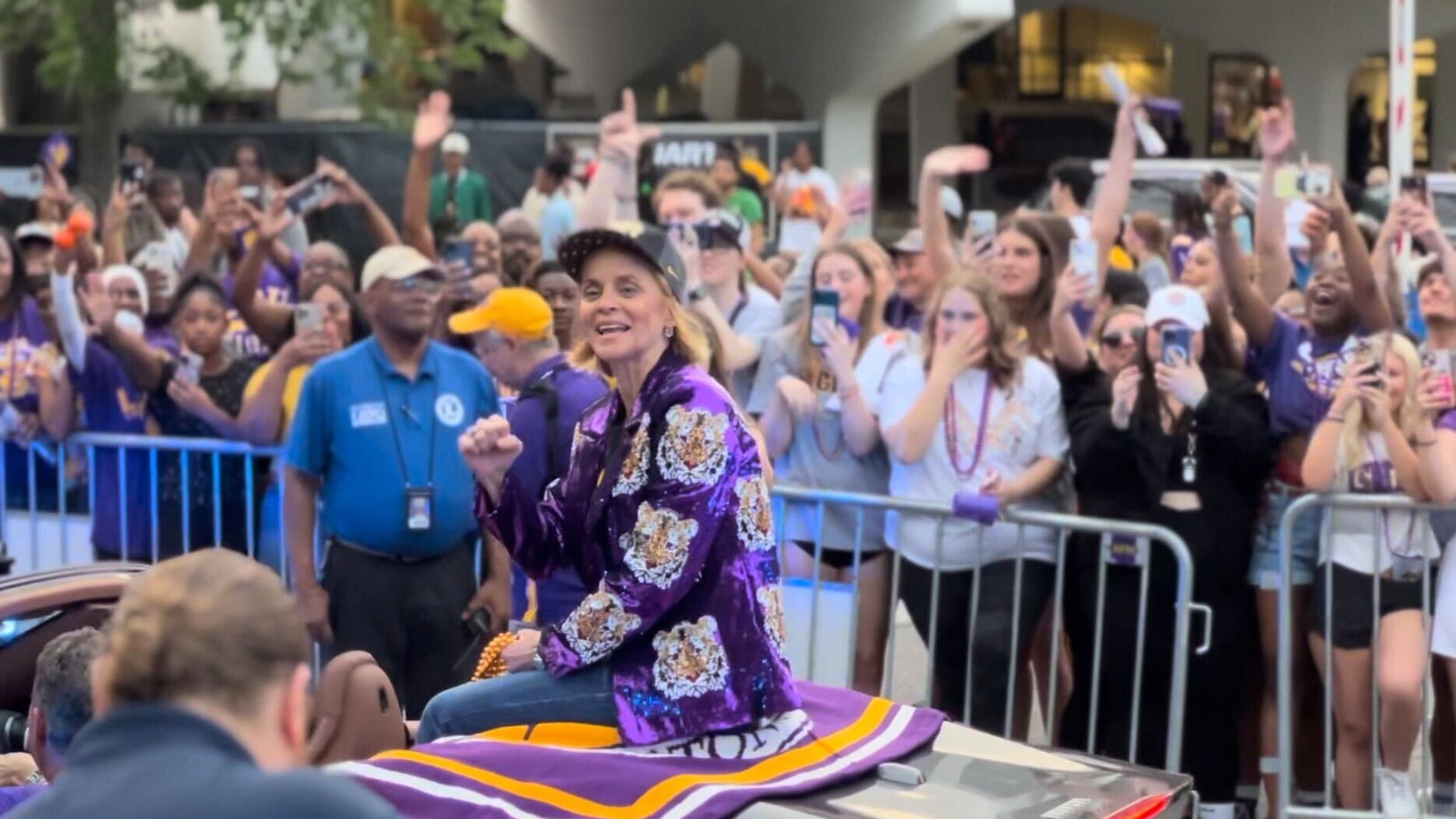 LSU women greeted by massive crowd, governor, more at title parade: 'We love this team'