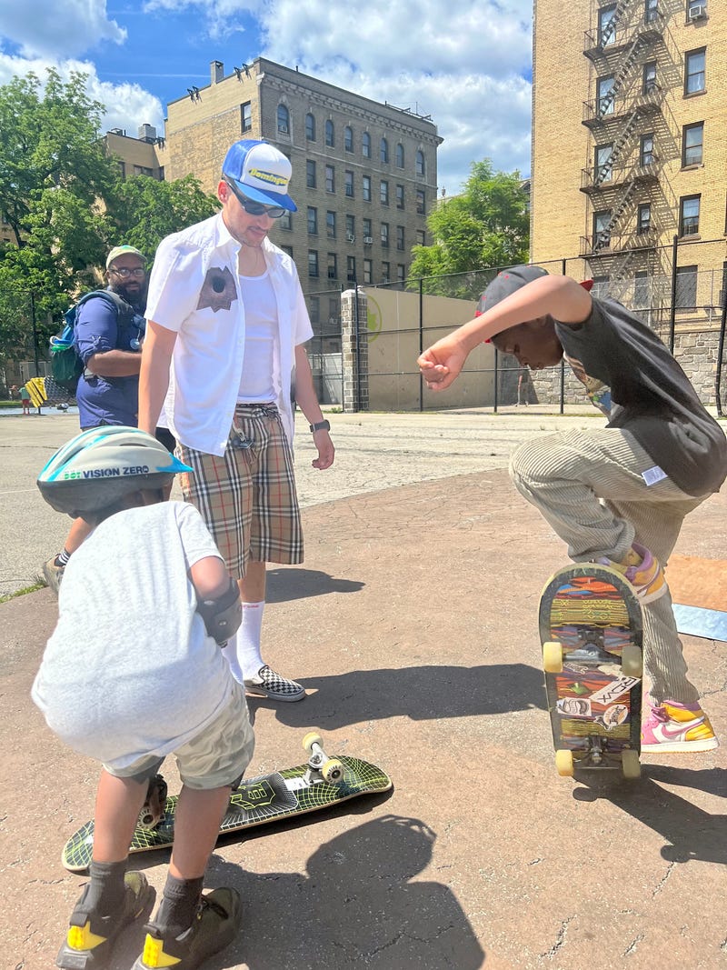 Joel Popoteur teaching kids how to ollie