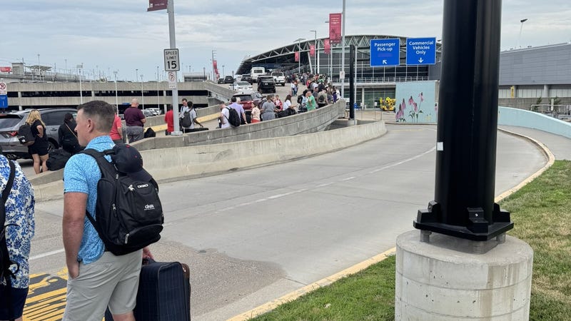 Long lines to enter Lambert Airport on Sunday