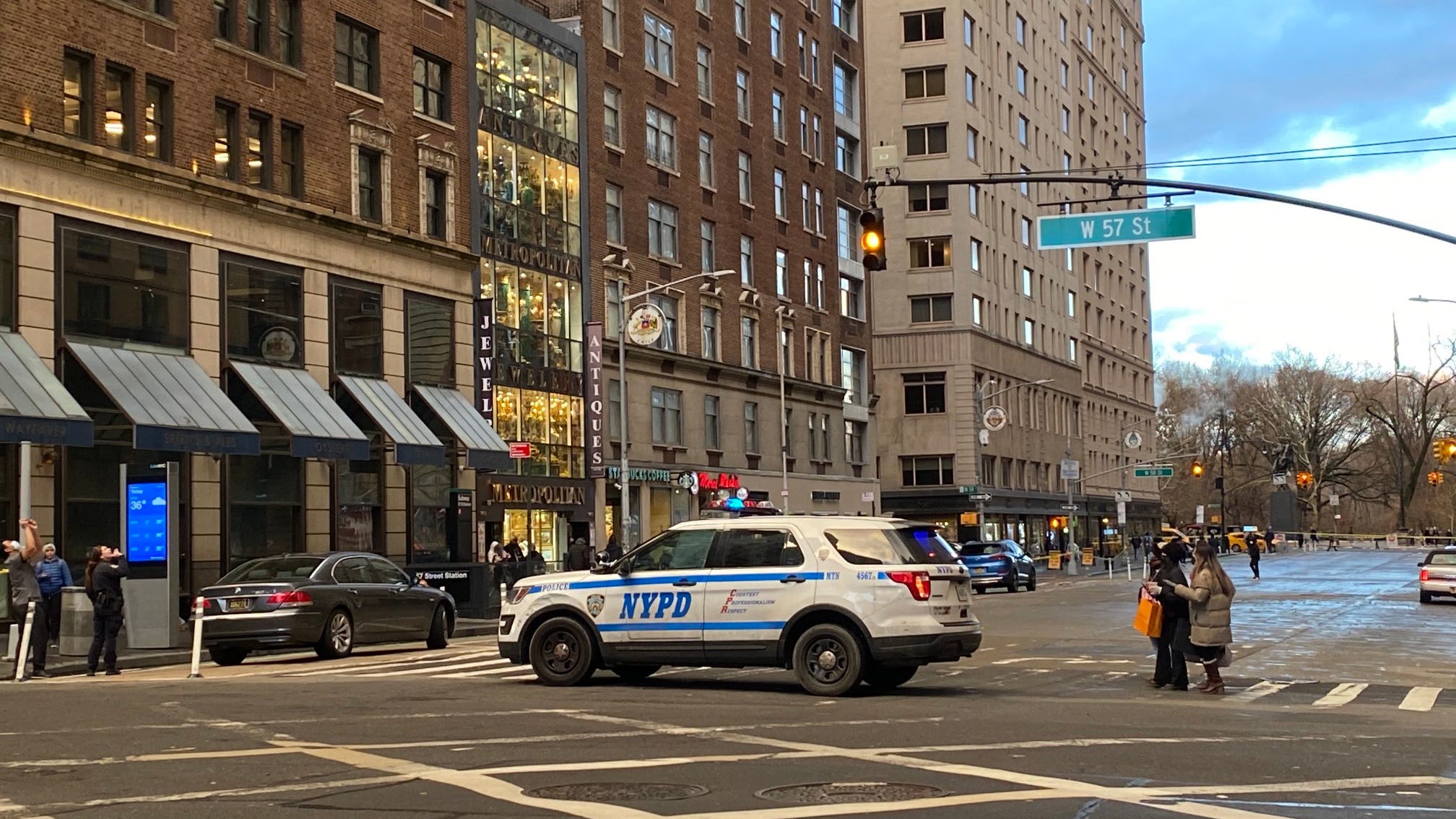 Blocks of ice falling from 'supertall' Midtown skyscrapers prompts street closures