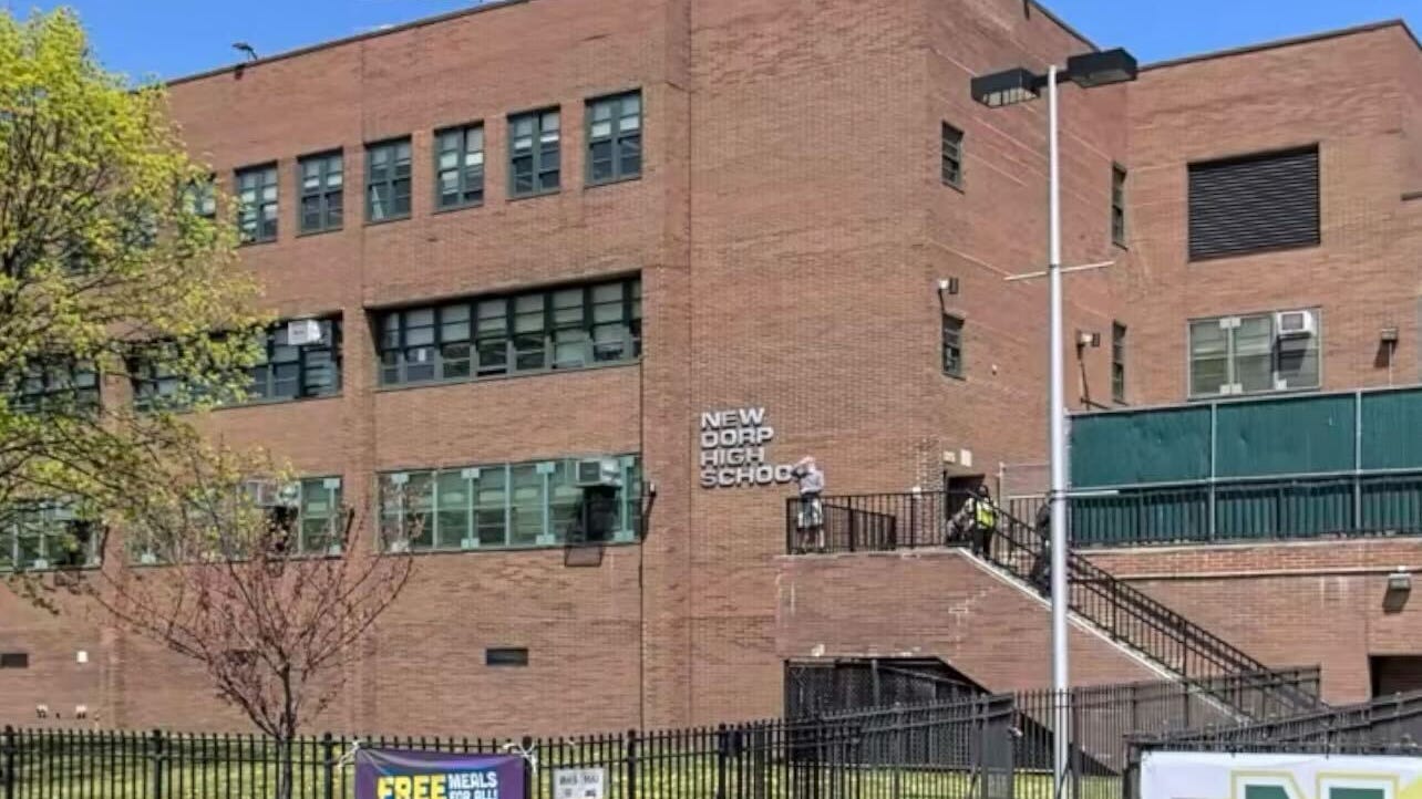 4 school safety agents injured during fight at SI high school, 6 students arrested: NYPD