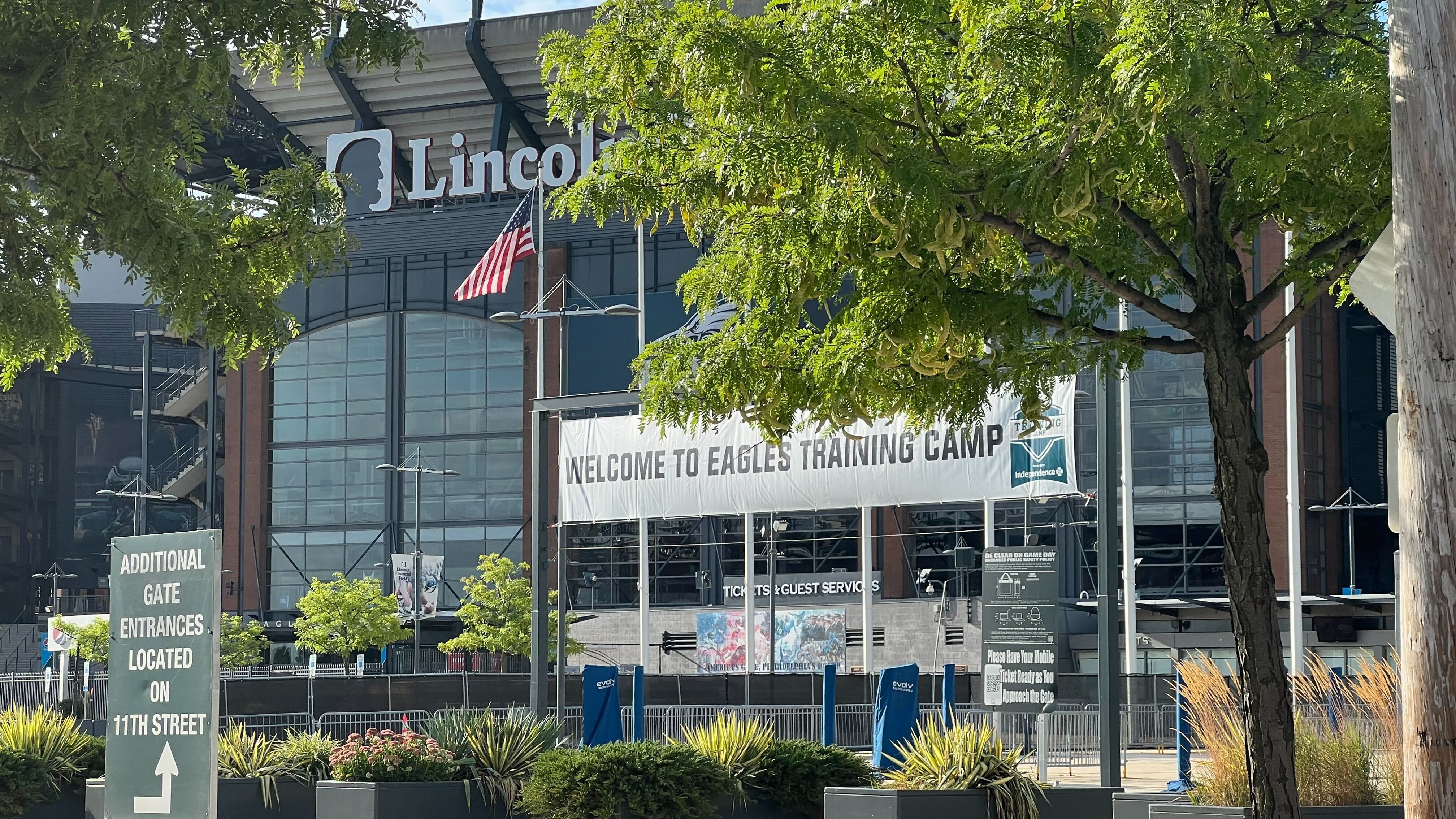 Eagles fans line up to catch team's final open practice