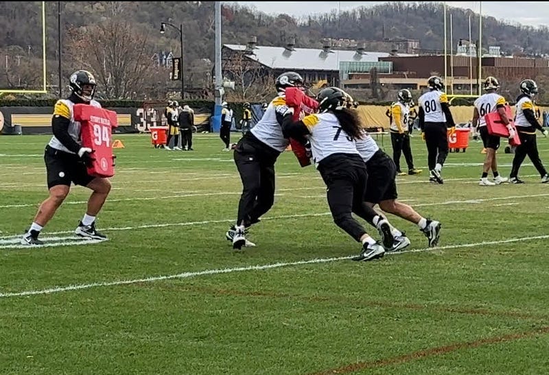Isaac Seumalo blocking in practice