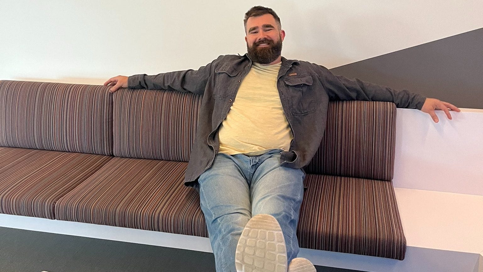 Jason Kelce announces he is returning to Eagles