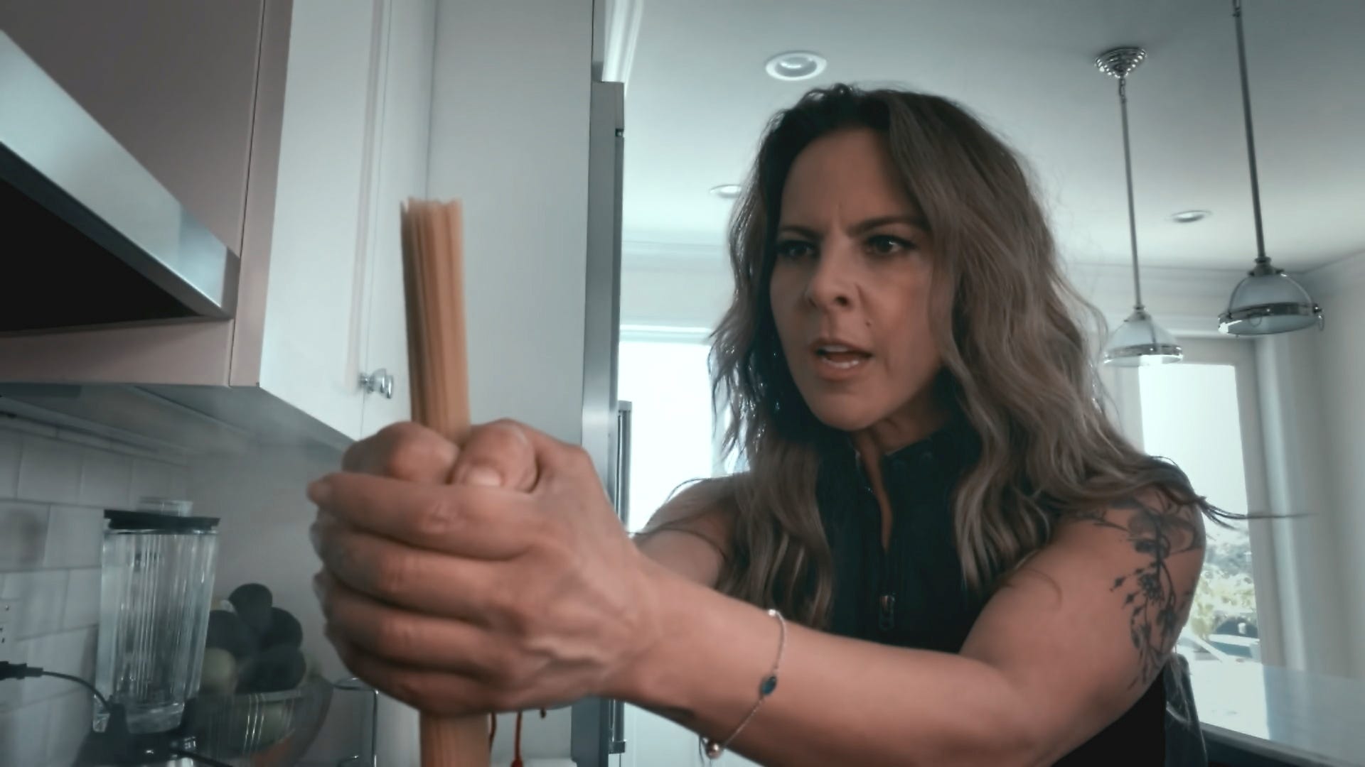 Kate del Castillo Graba Tutorial de Como Ser Estrella de Acción
