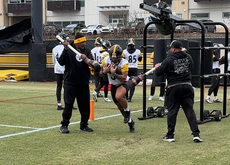 Jaylen Warren working at practice