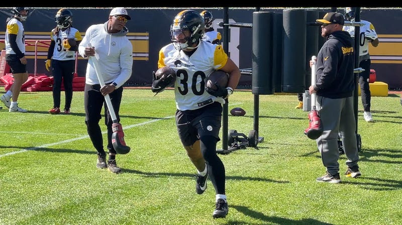 Jaylen Warren in practice
