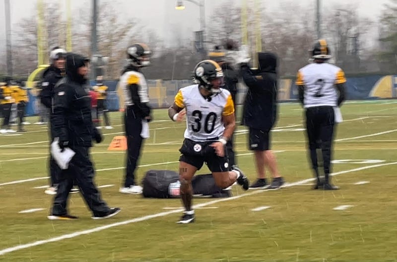 Jaylen Warren running a route in the snow