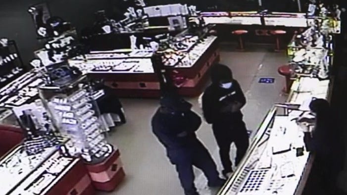 Police are searching for two suspects who swiped diamond rings from jewelry store in Shelby Township