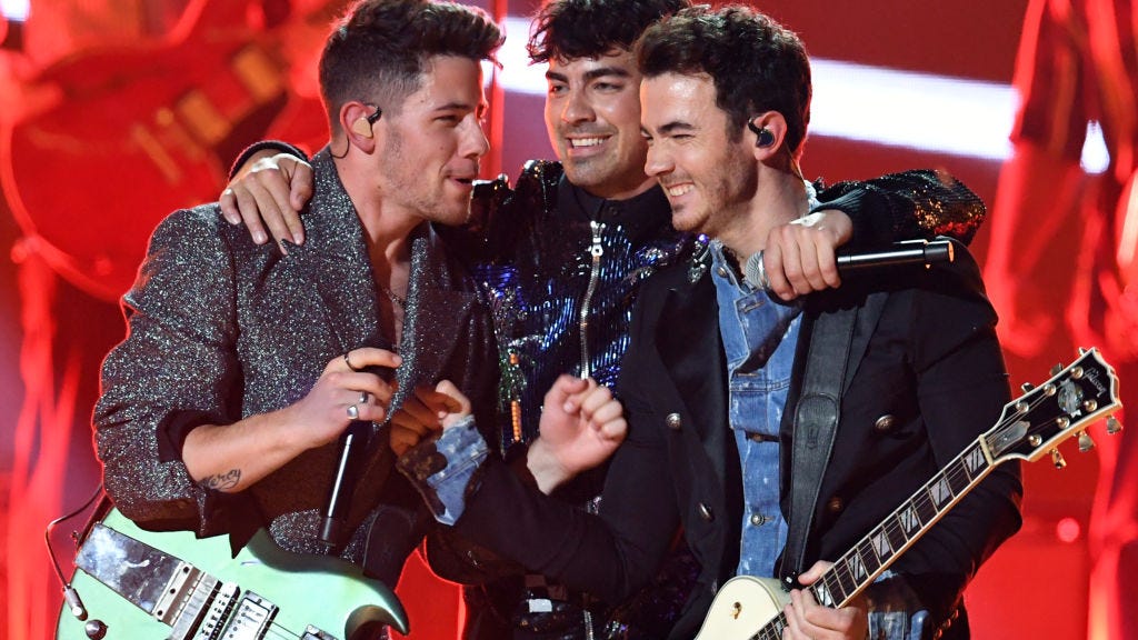 Joe Jonas Sings “Lovebug” With Talented Fans Waiting Outside Hotel