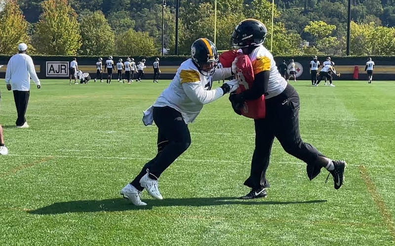 Troy Fautanu vs Broderick Jones in practice