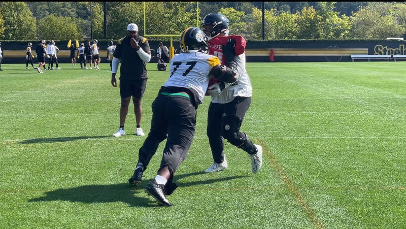 Broderick Jones blocking