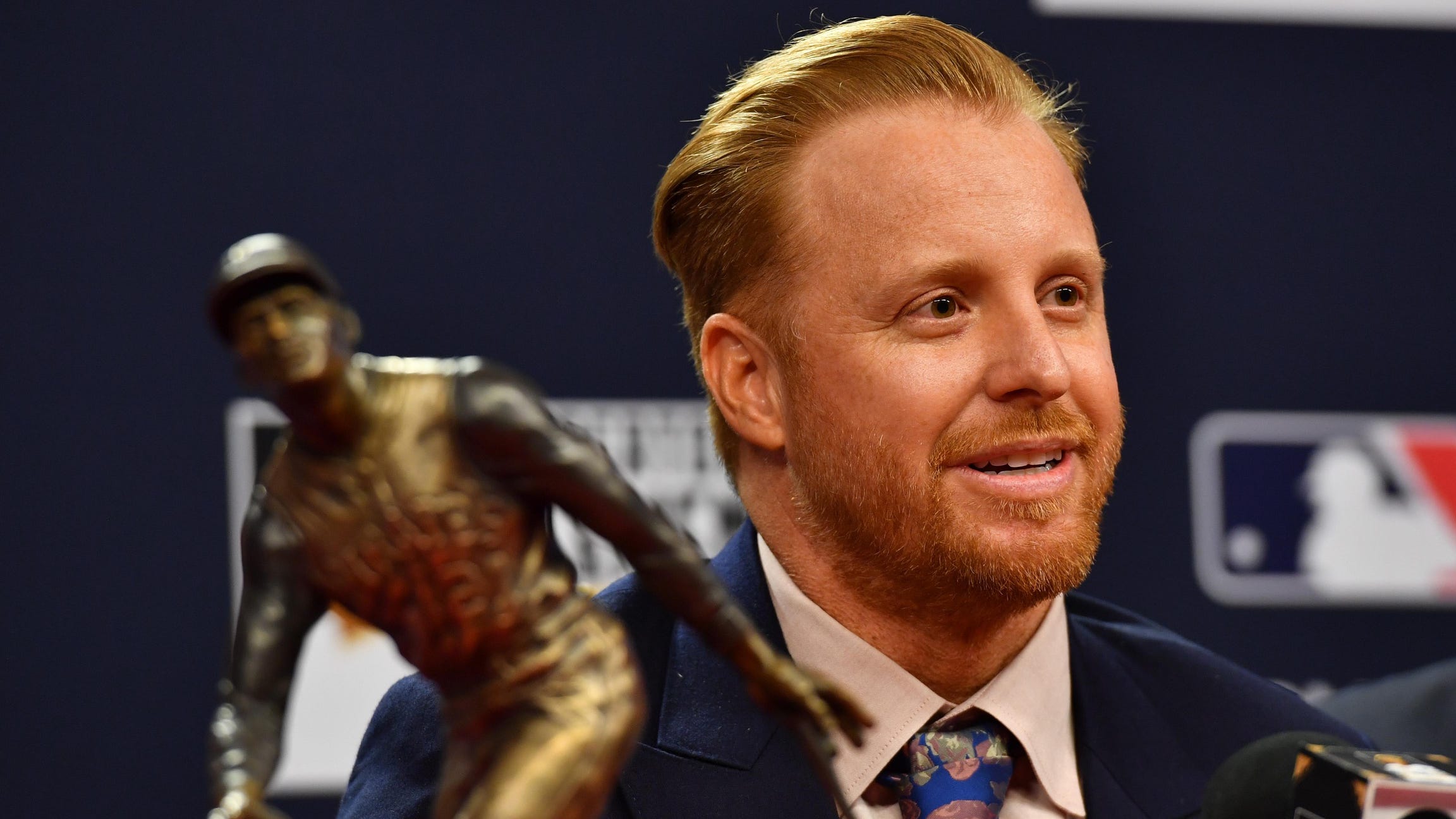 Red Sox officially sign Justin Turner