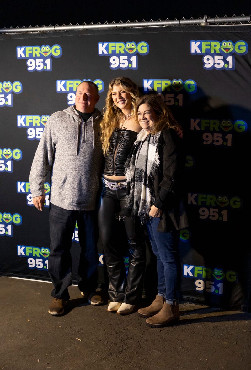 Dasha poses with fans at K-Frog’s Christmas Throwdown