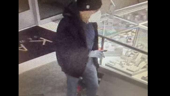 Man with 'possible Russian accent' robbed NJ Kay Jewelers store at gunpoint: police
