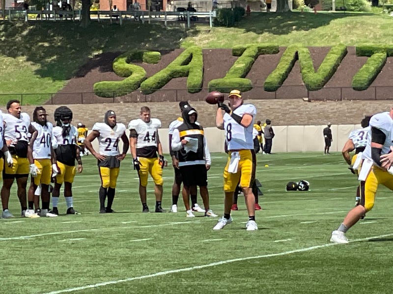 Kenny Pickett throwing at Steelers Training Camp