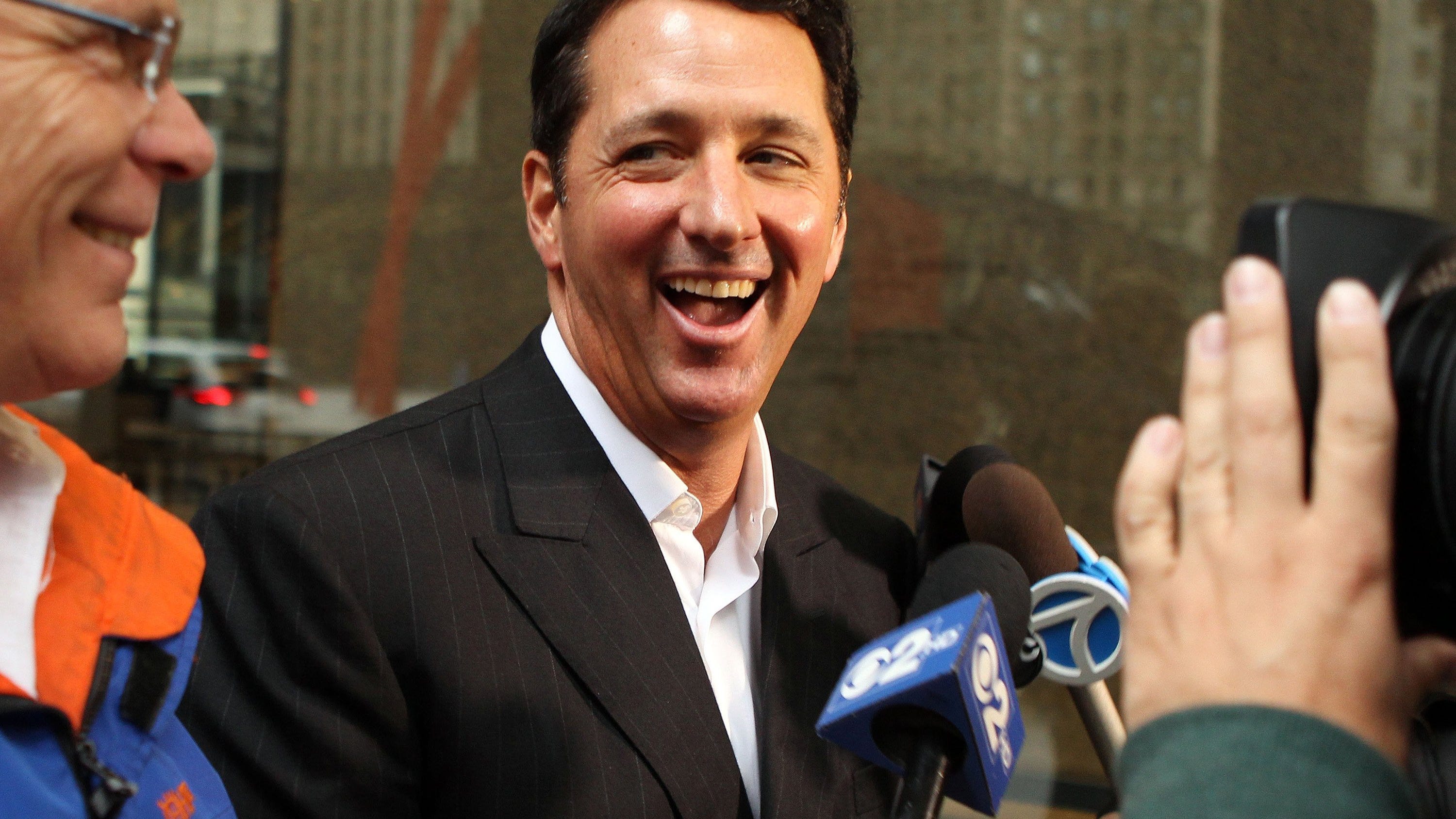 Fraudster Kevin Trudeau is free, but flirting with more jail time