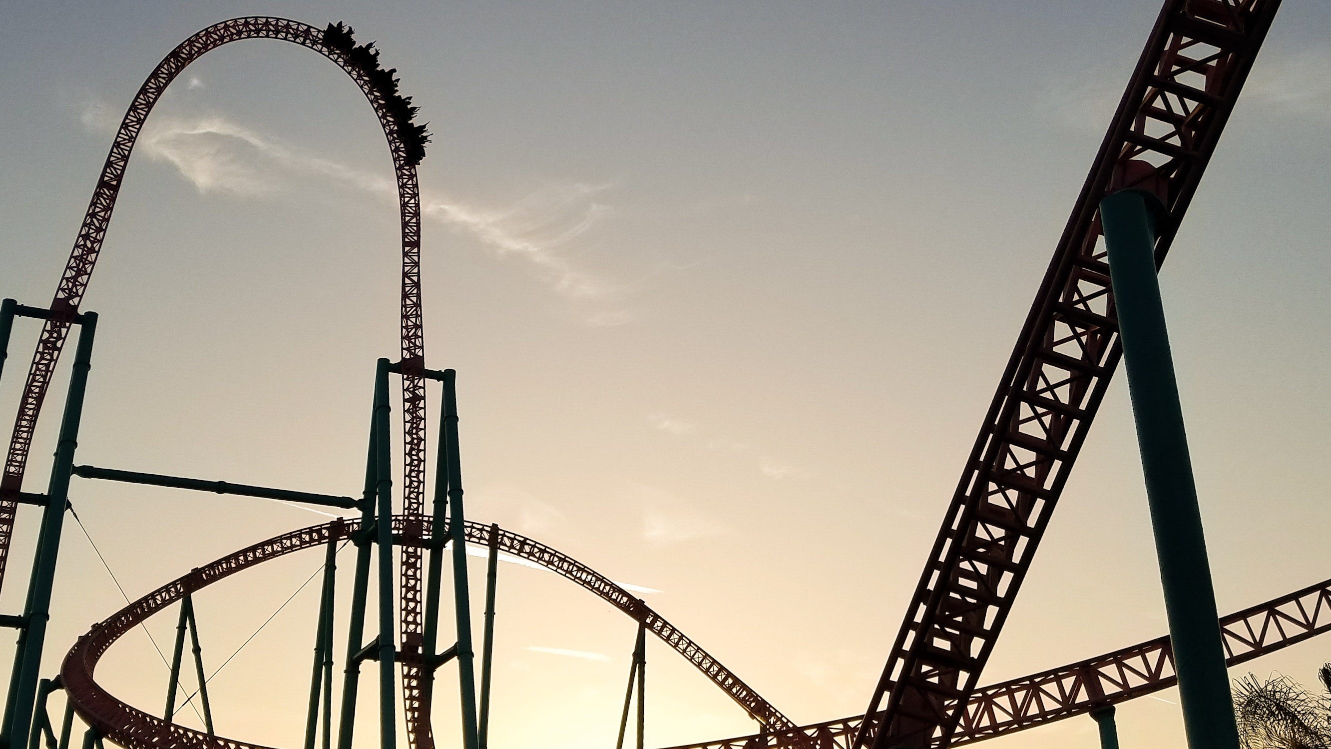 After fights shut down Knott's Berry Farm, chaperones required for anyone under 17
