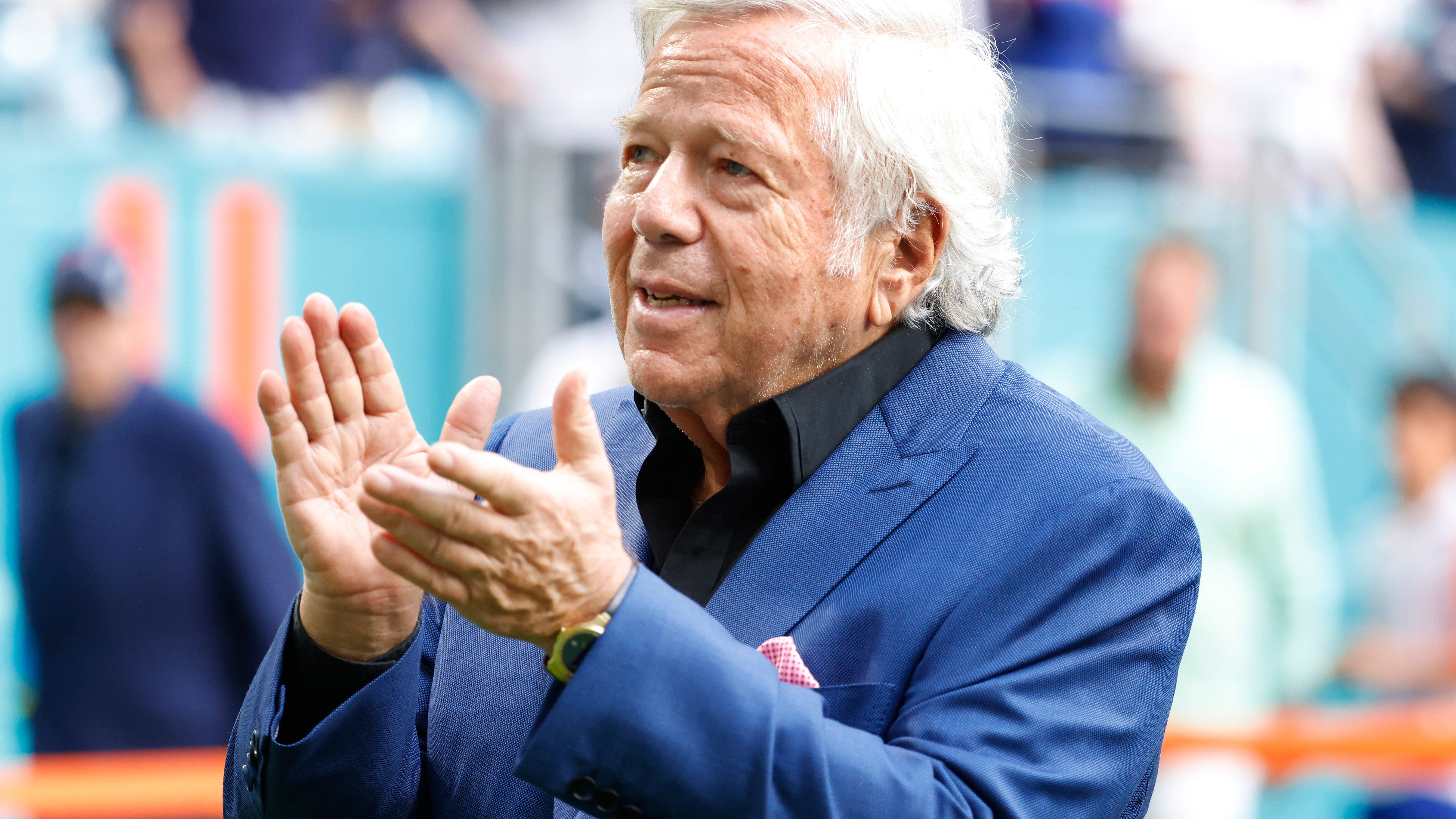 Robert Kraft reportedly tried to lure Al Michaels to FOX this offseason
