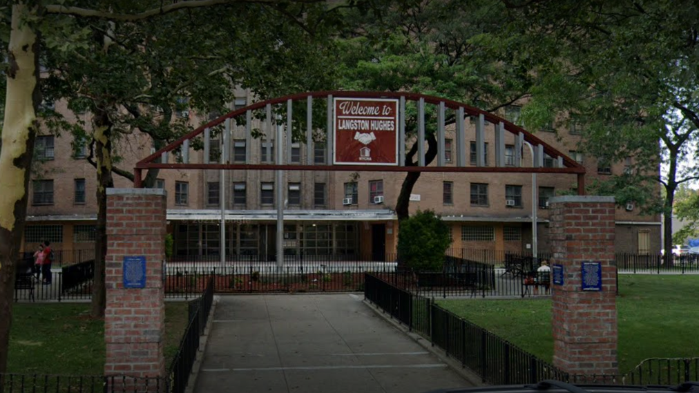 Off-duty correction officer robbed at gunpoint of $1K, jewelry in Brooklyn housing complex