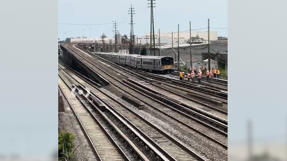13 injured when LIRR train derails in Queens