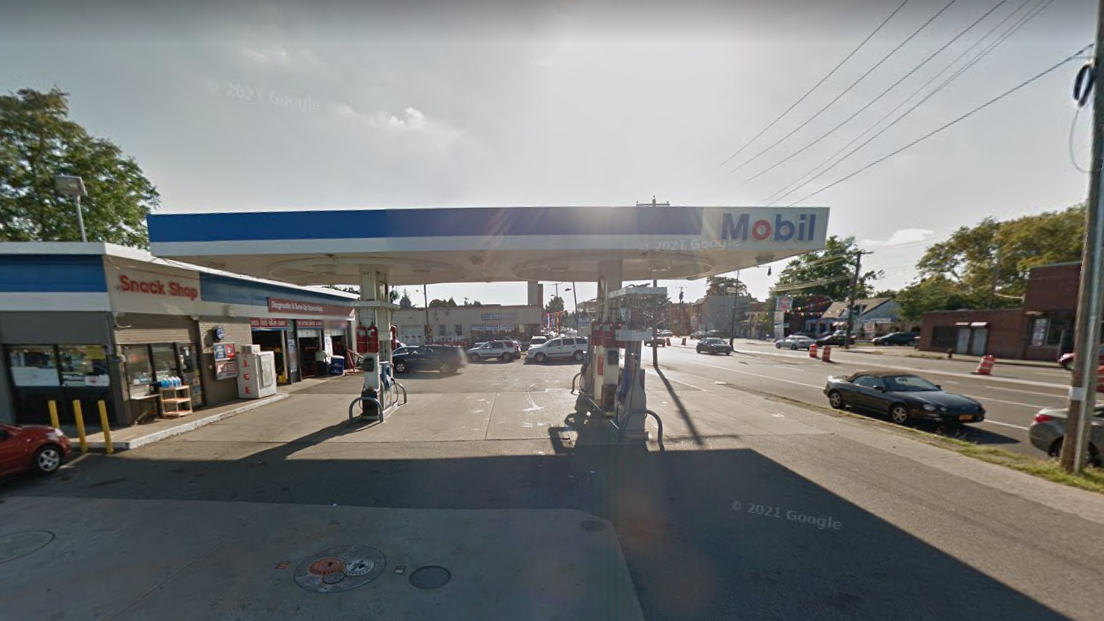 Woman at LI Mobil gas station has jewelry stolen at gunpoint