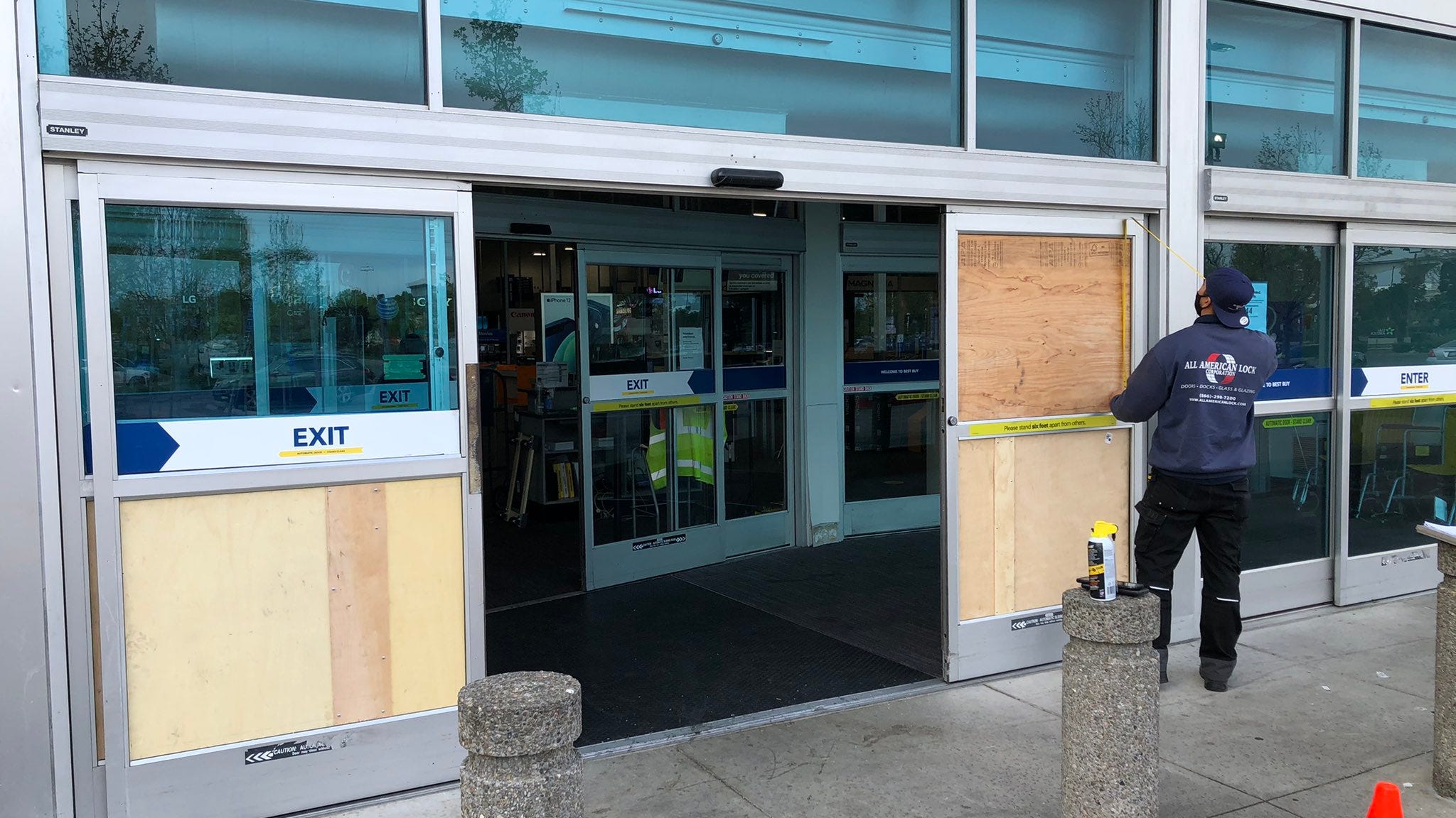 Organized looters strike East Bay businesses