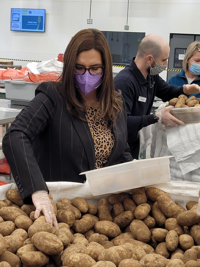Lt. Gov. Flanagan helping at Second Harvest Heartland.