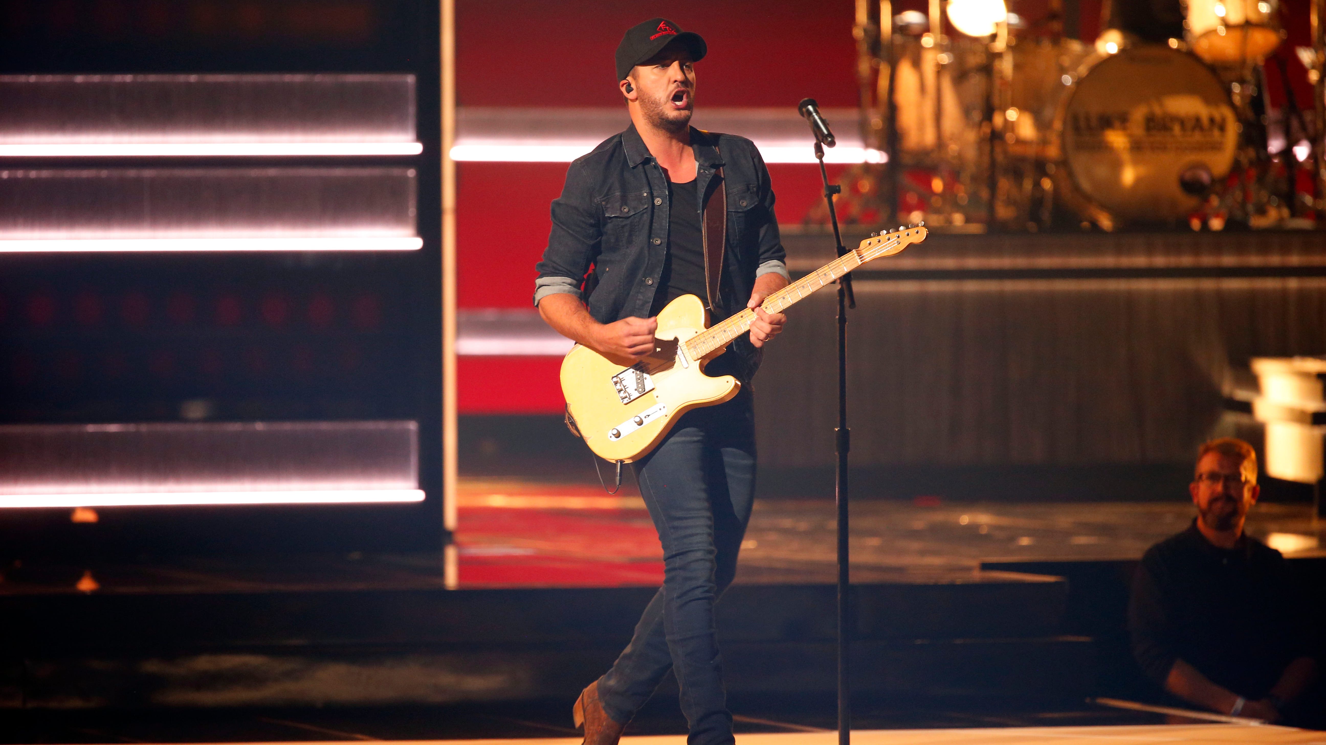 Young Fan Teaches Luke Bryan Sign Language in Adorable Video