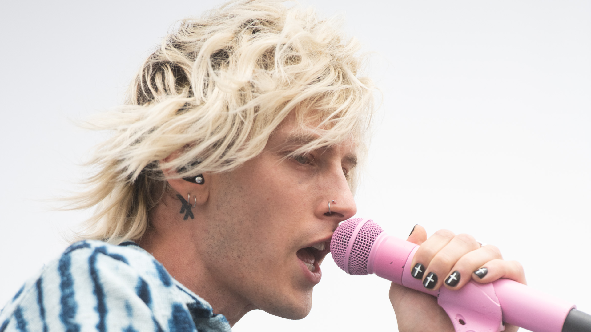 Hair today, cap tomorrow: Machine Gun Kelly not bald after all