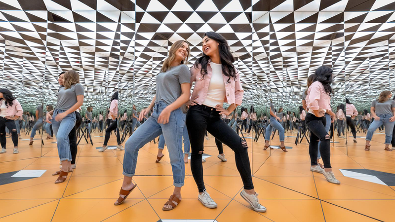 Dos mujeres en un cuarto con varios espejos