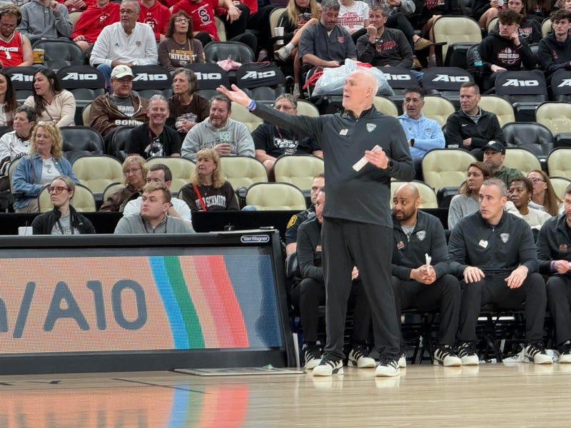 Mark Schmidt coaching St. Bonaventure