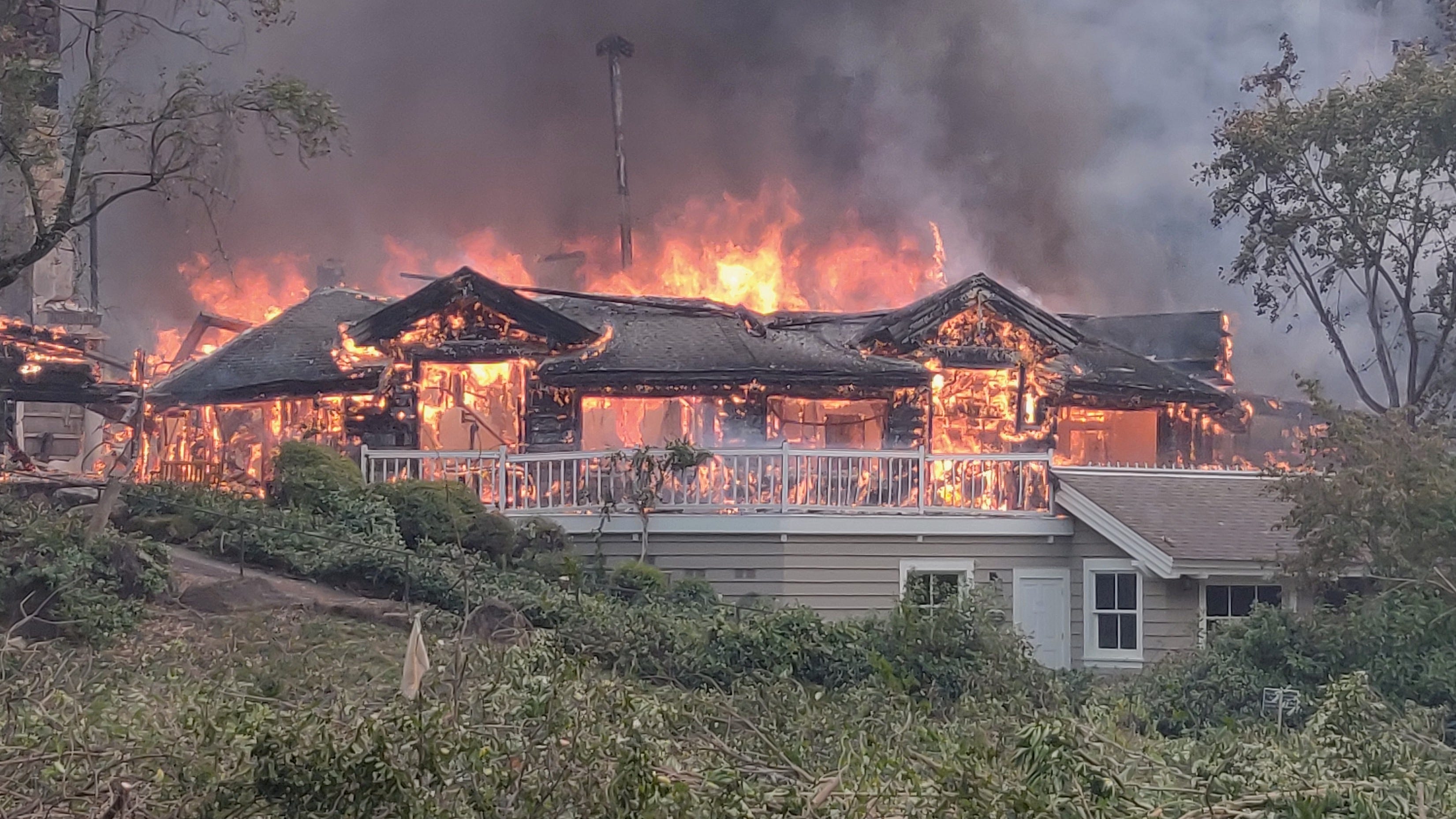 Fast-moving Glass Fire grows to 42K acres, destroys 80 homes as thousands flee