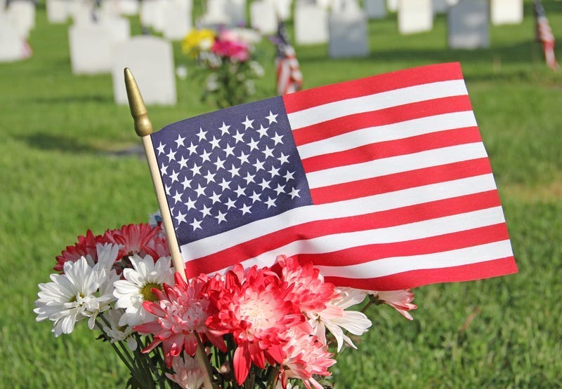 Sen. Duckworth joins other vets at Memorial Day event at Daley Plaza