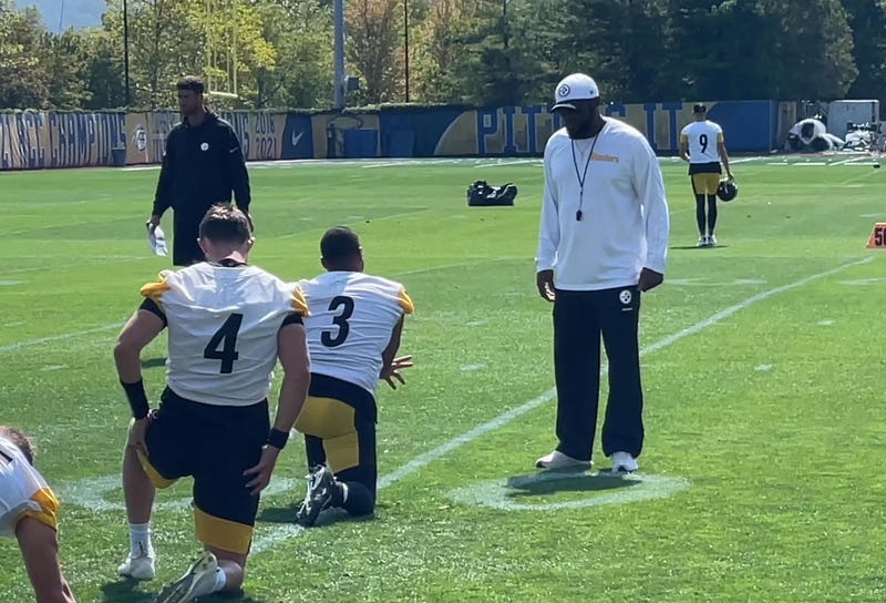 Mike Tomlin talking with Russell Wilson at practice
