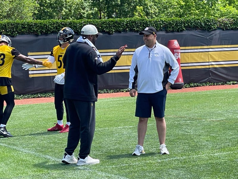 Mike Tomlin talking with Omar Khan at practice