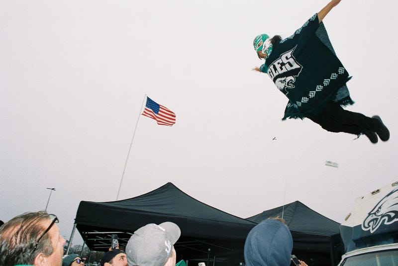 Eagles fan dives into crowd during tailgate 