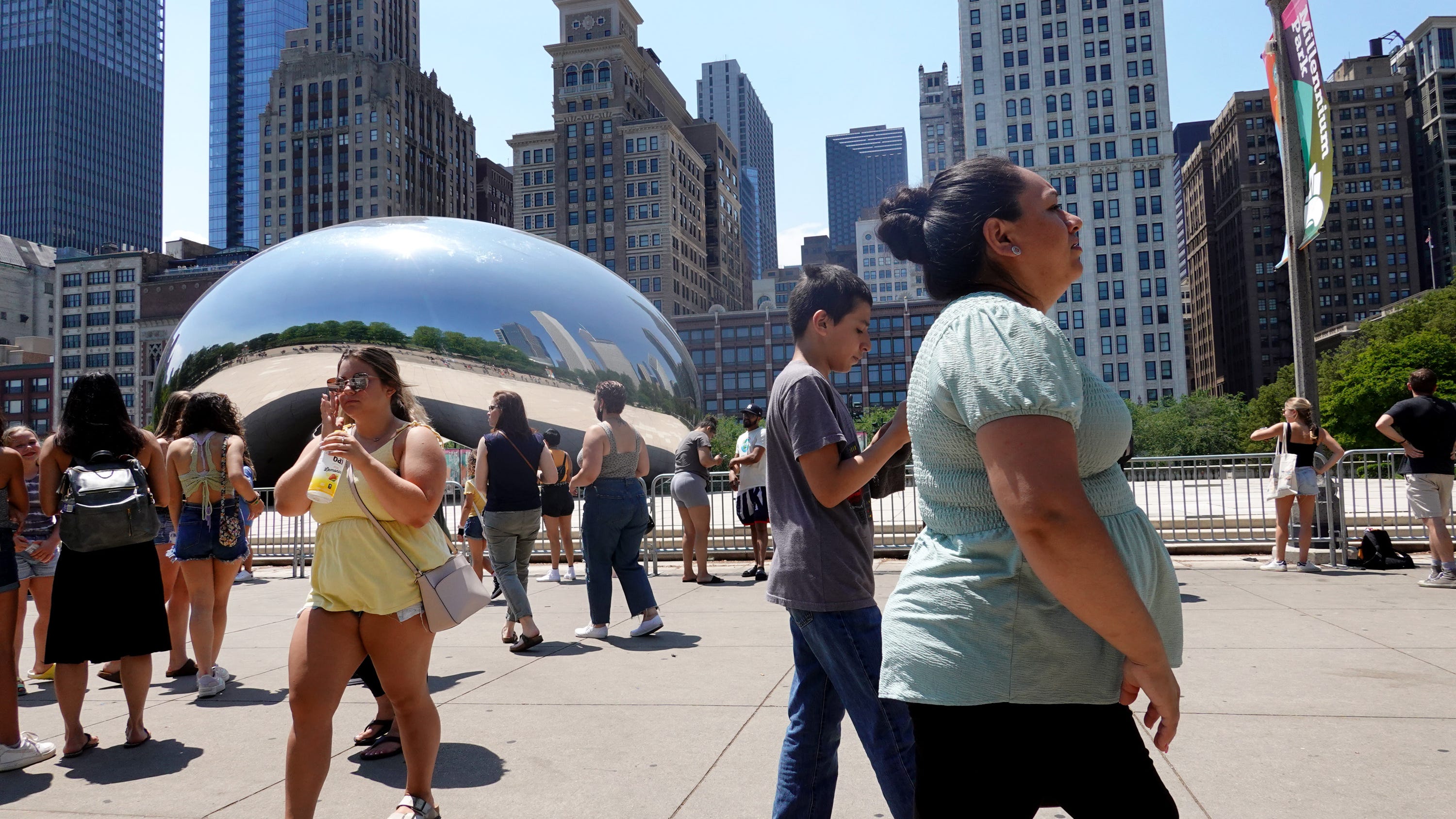 Tourists pack Millennium Park despite two shooting incidents, react to Chicago's gun violence problem
