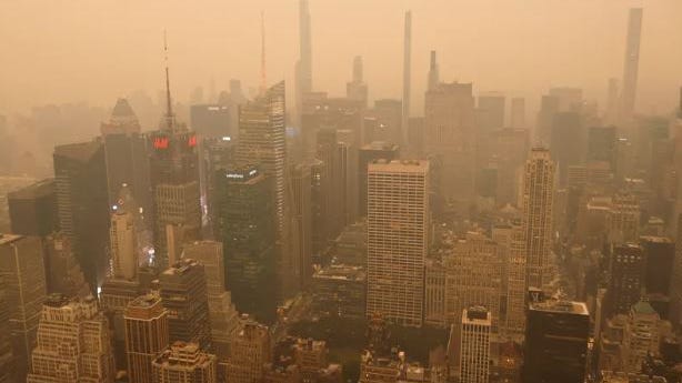 FOTOS: El humo de los incendios forestales en Canadá cubre NYC, provocando una alerta de calidad del aire y cancelación de actividades escolares al aire libre