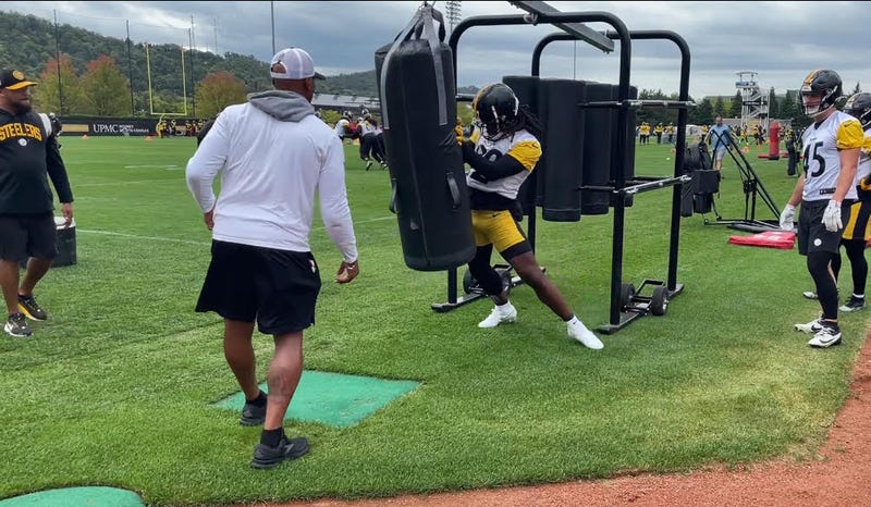 Najee Harris working in practice