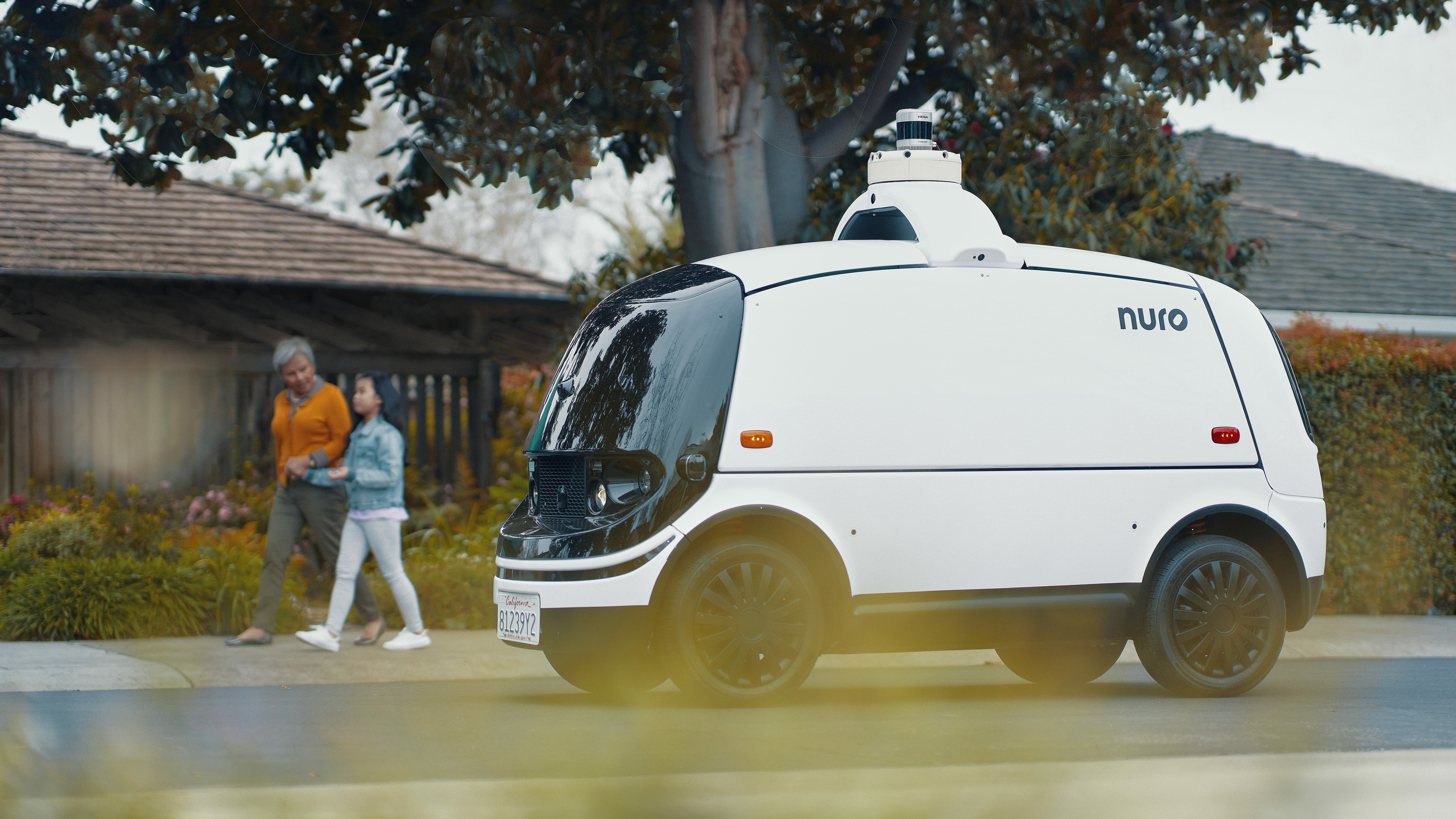 Domino's experiments with pizza-delivering robot