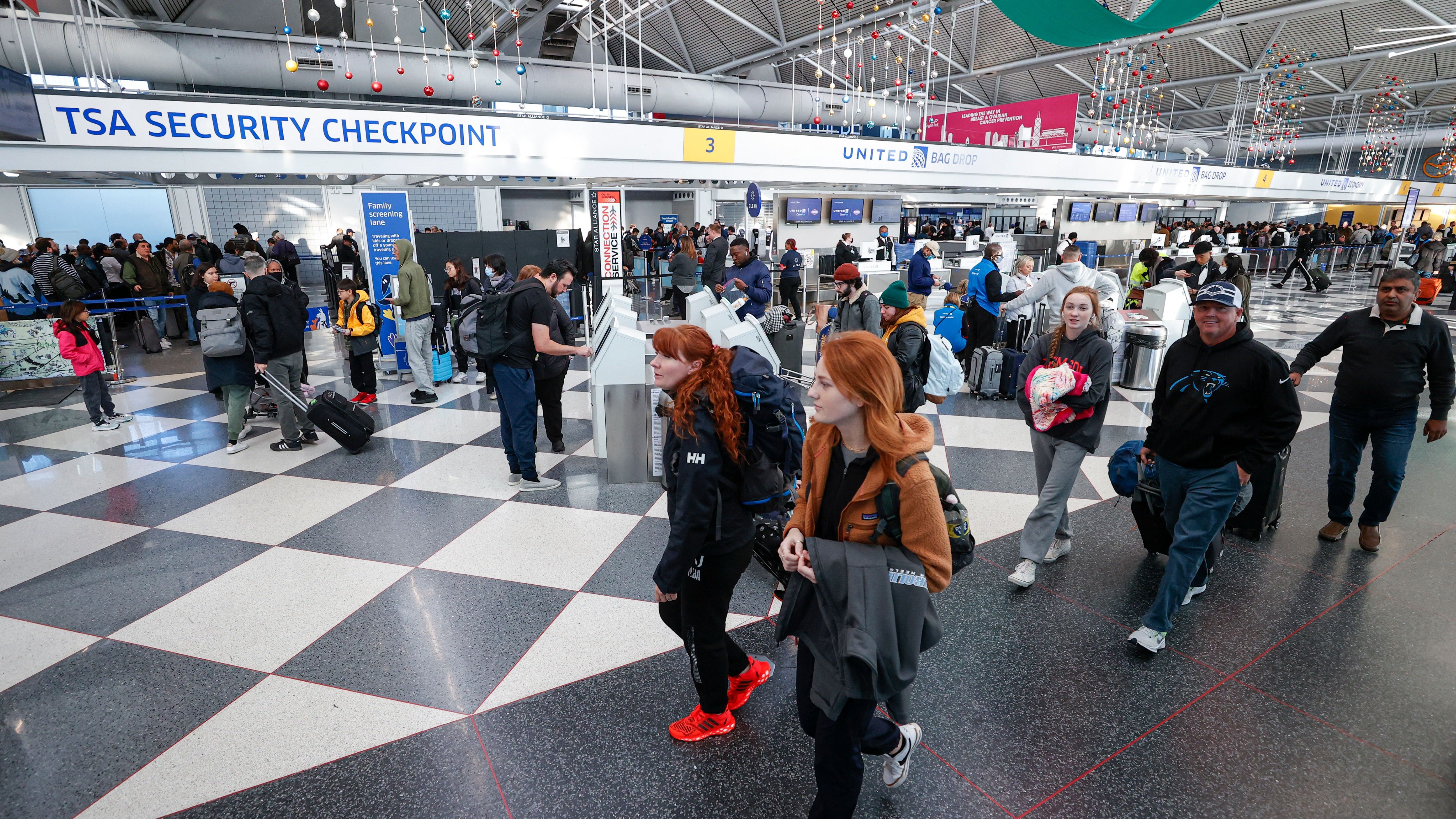 Man arrested at O'Hare after saying he has a bomb: police