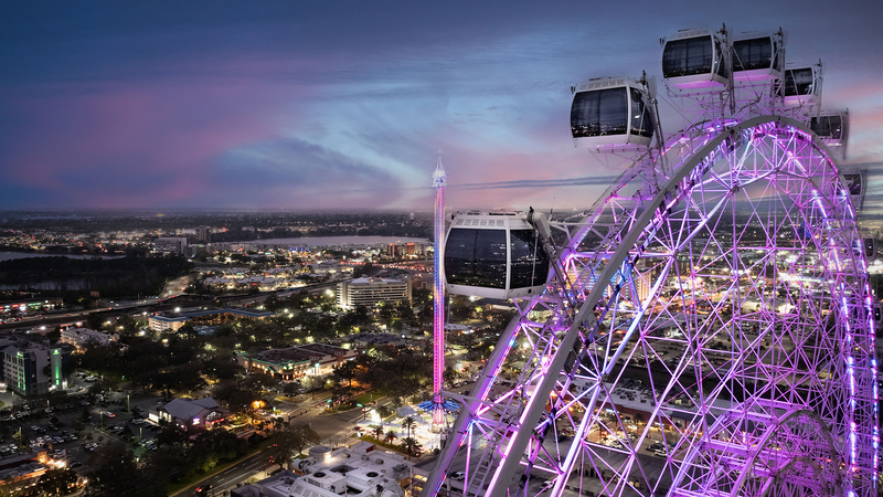 Imagen muestra una rueda de la fortuna gigante con vista a la ciudad de Orlando